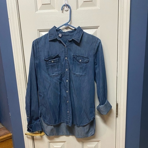 Tops - Women's Size M Chambray High Low Long Sleeve Denim Button Shirt Blue.